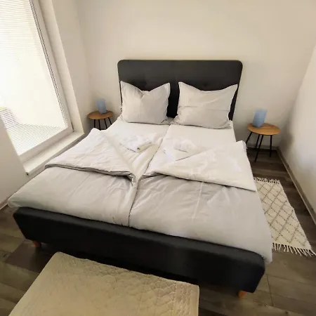 Вілла Comfort For 6 & Loggia & Free Parking Жиліна