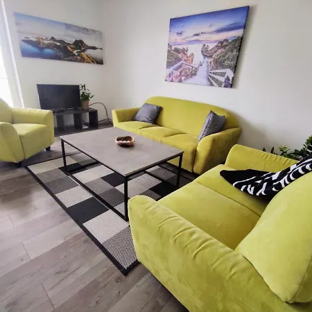 Вілла Comfort For 6 & Loggia & Free Parking Жиліна